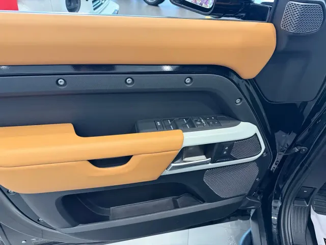 Land Rover Defender — Фото автомобиля 5