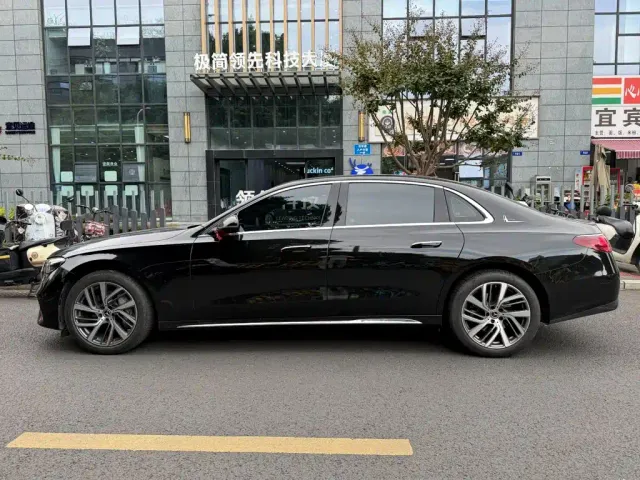Mercedes-Benz E-Class — Фото автомобиля 3