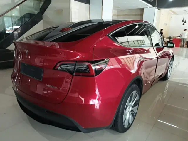 Tesla Model Y — Фото автомобиля 6