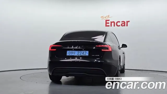 Tesla Model 3 — Фото автомобиля 4