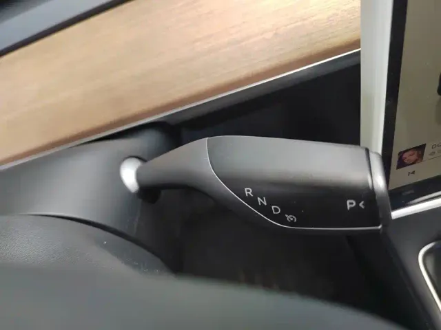Tesla Model 3 — Фото автомобиля 6