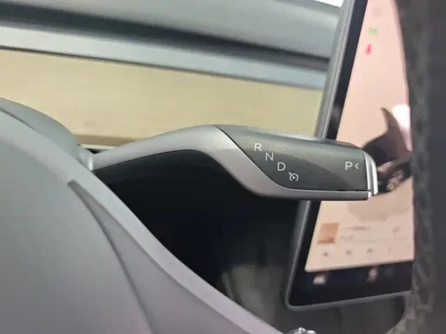 Tesla Model Y — Фото автомобиля 13