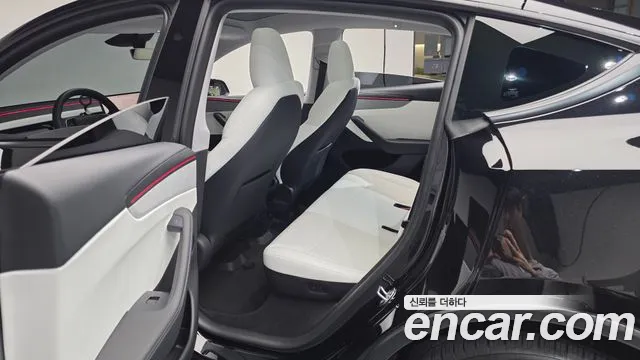 Tesla Model Y — Фото автомобиля 17