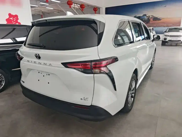 Toyota Sienna — Фото автомобиля 6
