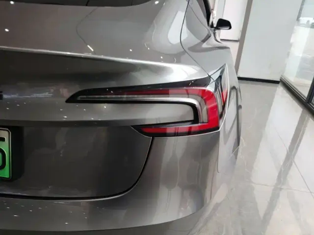 Tesla Model 3 — Фото автомобиля 7