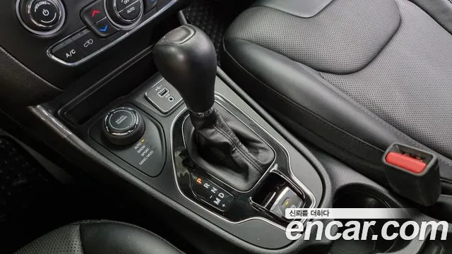 Jeep Cherokee — Фото автомобиля 9