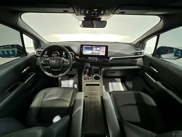 Toyota Sienna — Фото автомобиля 18