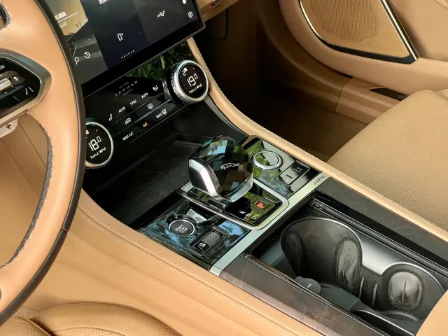 Jaguar XFL — Фото автомобиля 10
