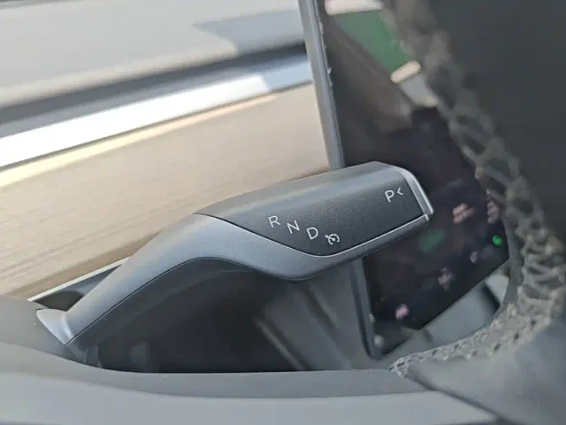 Tesla Model Y — Фото автомобиля 9