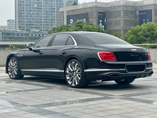 Bentley Flying Spur — Фото автомобиля 19
