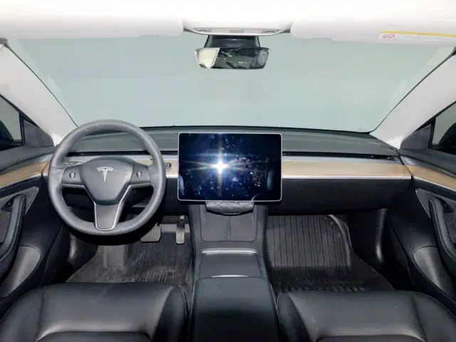 Tesla Model 3 — Фото автомобиля 10