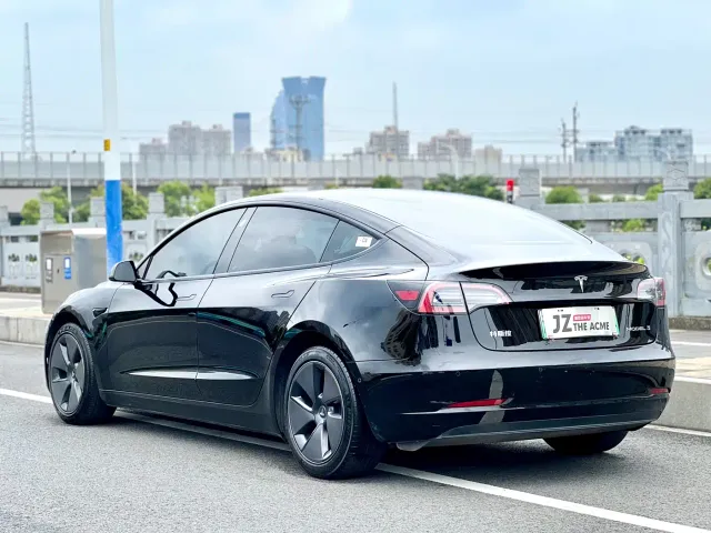 Tesla Model 3 — Фото автомобиля 12
