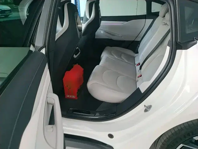 Xiaomi SU7 — Фото автомобиля 16