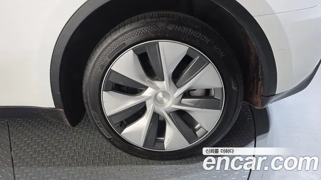 Tesla Model Y — Фото автомобиля 21