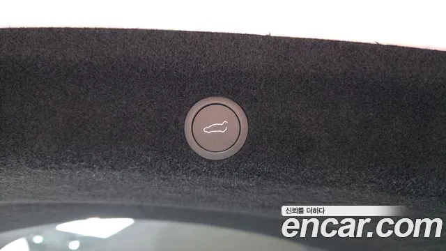 Tesla Model Y — Фото автомобиля 18