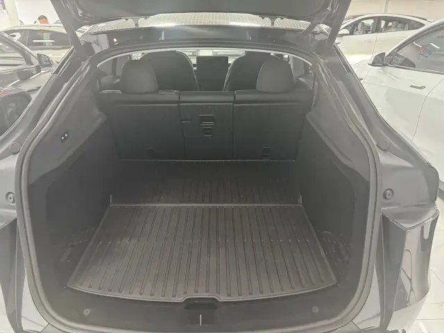 Tesla Model Y — Фото автомобиля 11