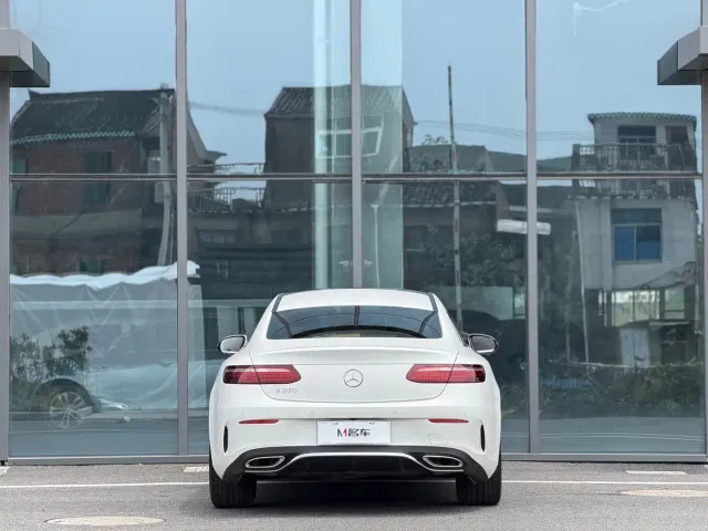 Mercedes-Benz E-Class — Фото автомобиля 4