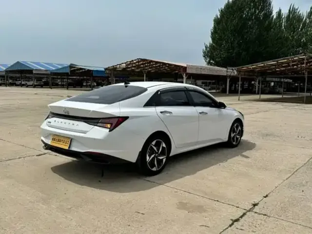 Hyundai Elantra 2022 1.5L CVT LUX Premium Edition — Фото автомобиля 5