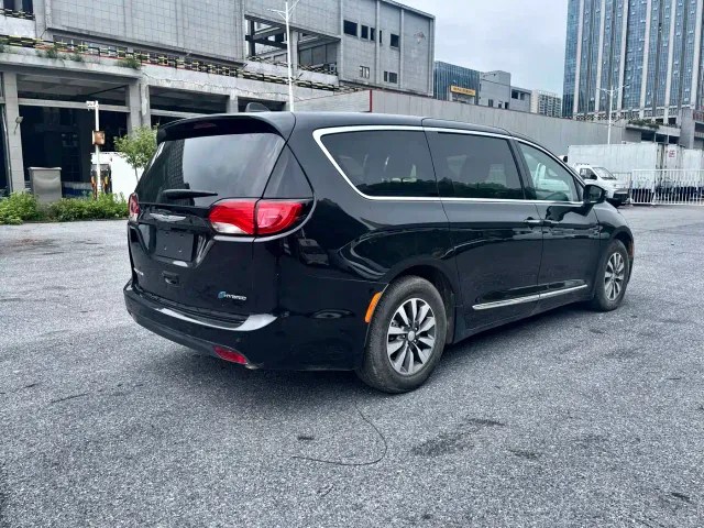 Chrysler Grand Caravan PHEV — Фото автомобиля 5