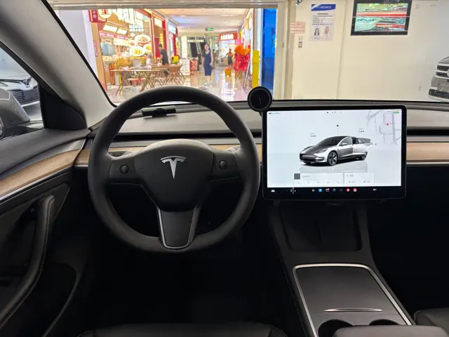 Tesla Model 3 — Фото автомобиля 14