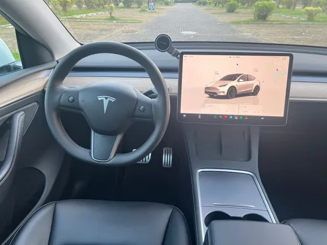 Tesla Model Y — Фото автомобиля 11