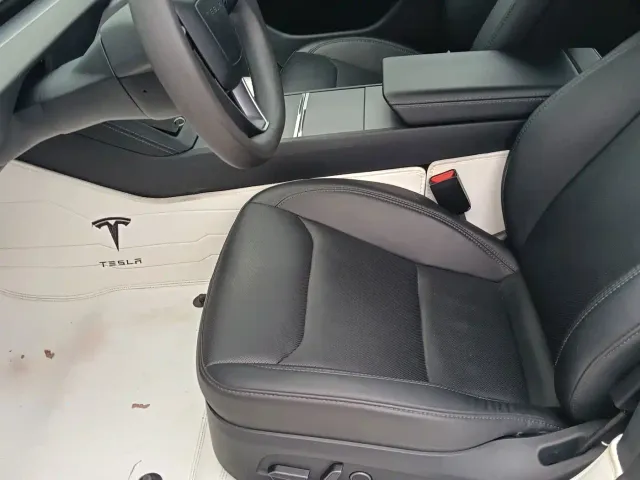Tesla Model 3 — Фото автомобиля 9