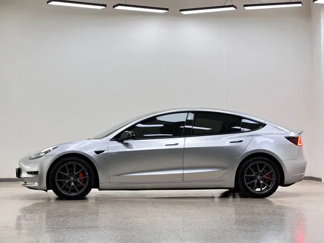 Tesla Model 3 — Фото автомобиля 4
