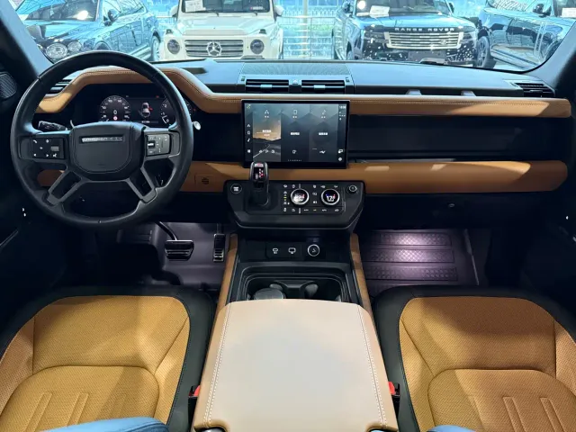 Land Rover Defender — Фото автомобиля 12