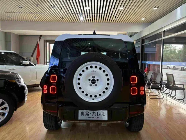 Land Rover Defender — Фото автомобиля 9