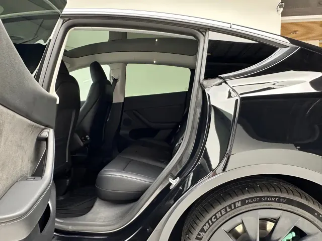 Tesla Model Y — Фото автомобиля 8