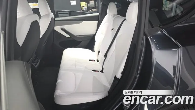 Tesla Model Y — Фото автомобиля 16