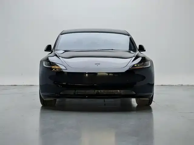 Tesla Model 3 — Фото автомобиля 2