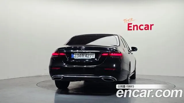 Mercedes-Benz E-Class — Фото автомобиля 4