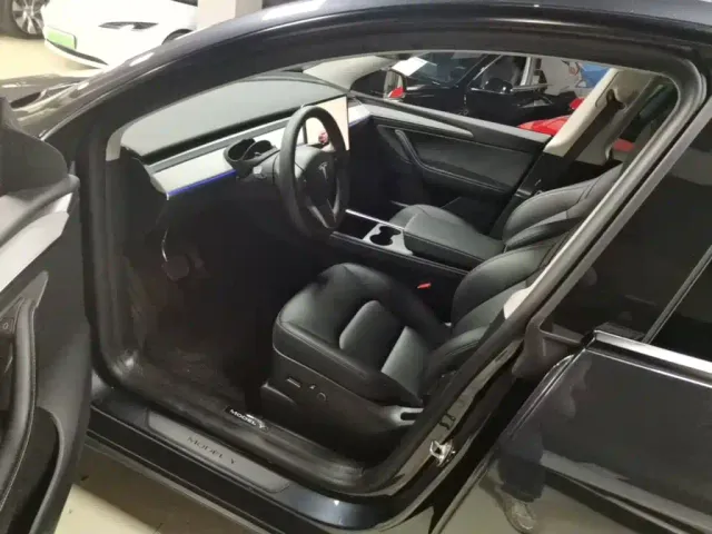 Tesla Model Y — Фото автомобиля 14