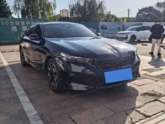 BMW 5 Series — Фото автомобиля 2