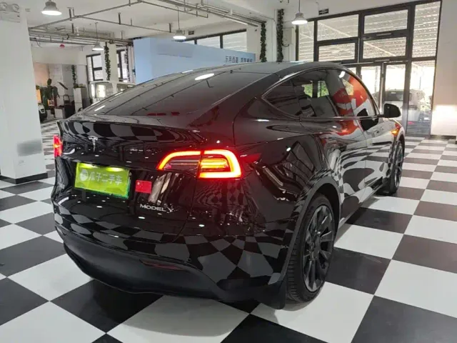 Tesla Model Y — Фото автомобиля 6