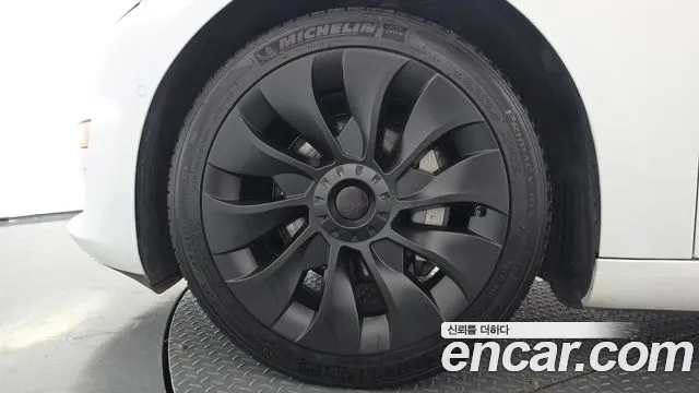 Tesla Model 3 — Фото автомобиля 4