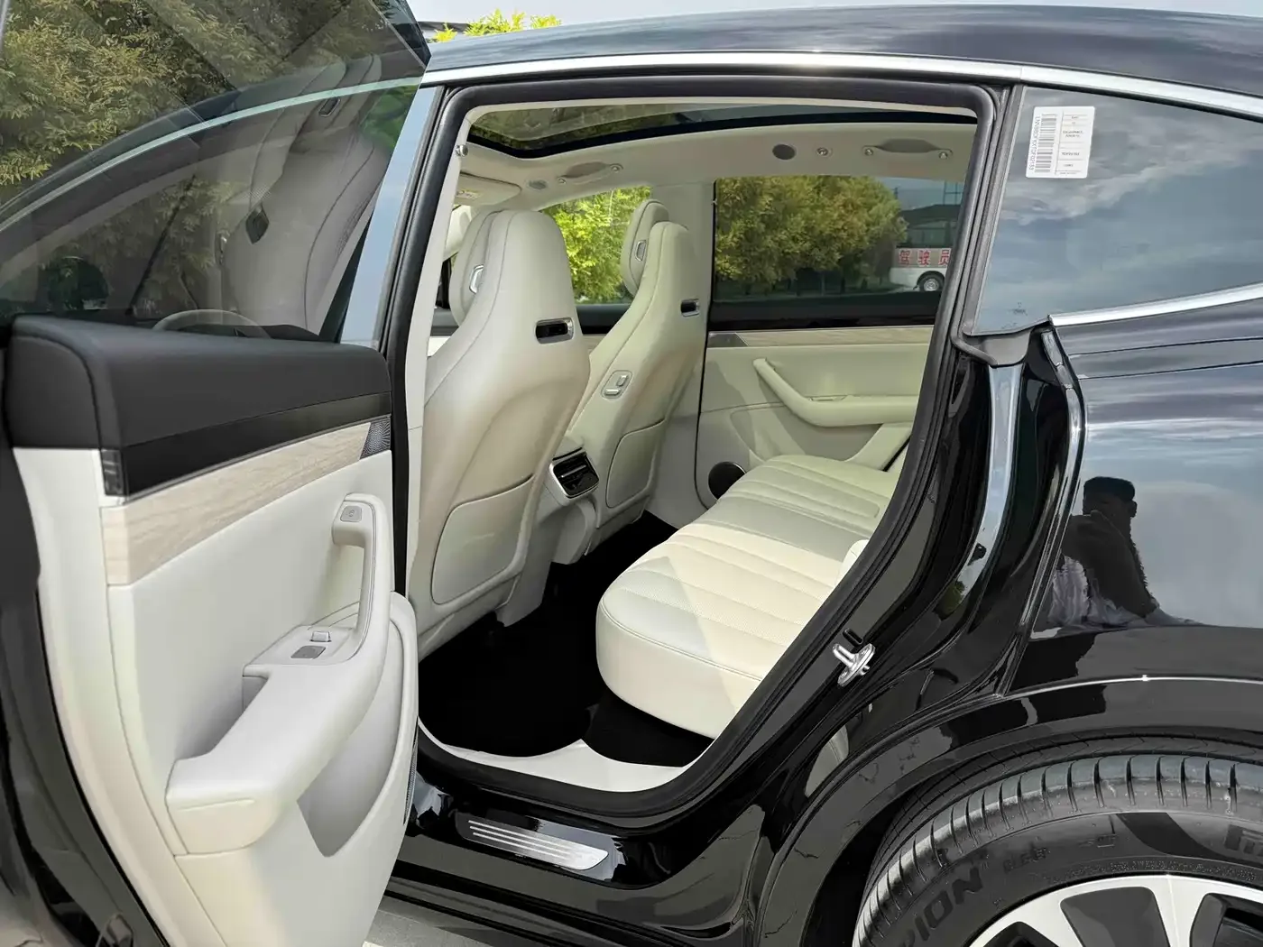 Zhijie Luxeed R7 2026 Range Extender Max+ — Фото автомобиля 4