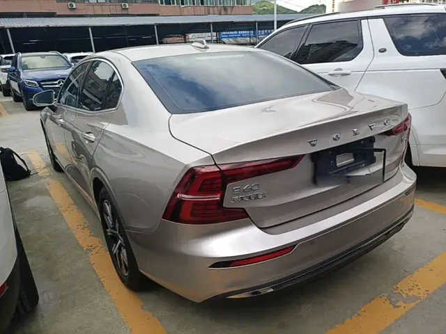 Volvo S60 — Фото автомобиля 4