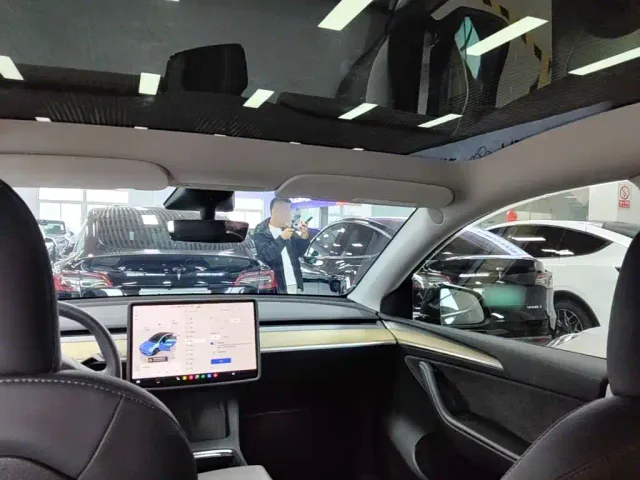 Tesla Model Y — Фото автомобиля 17