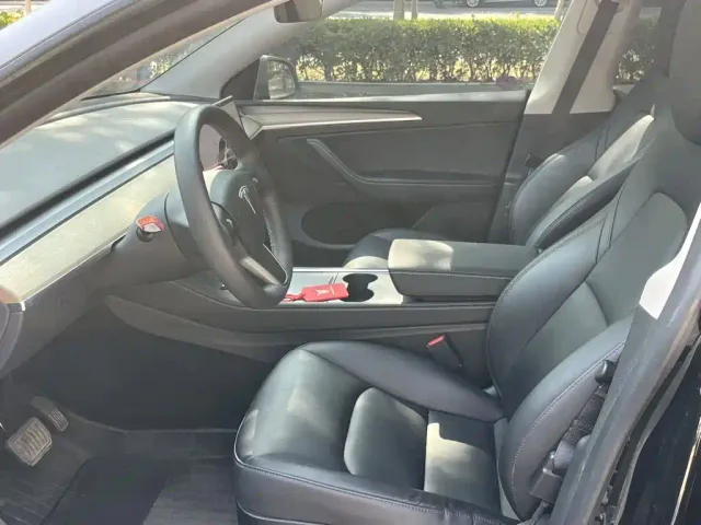 Tesla Model Y — Фото автомобиля 4