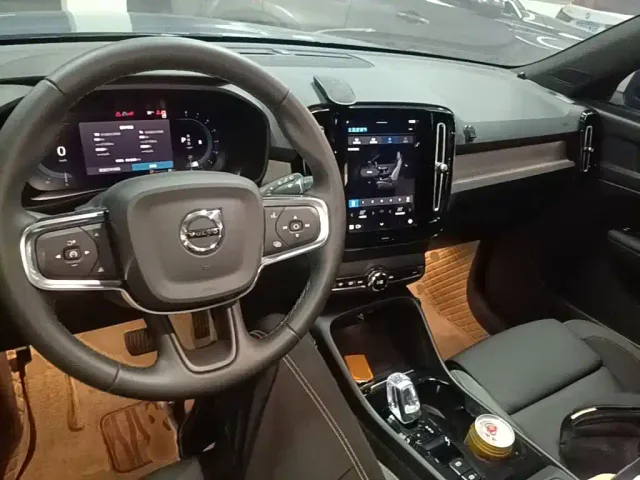 Volvo XC40 — Фото автомобиля 9