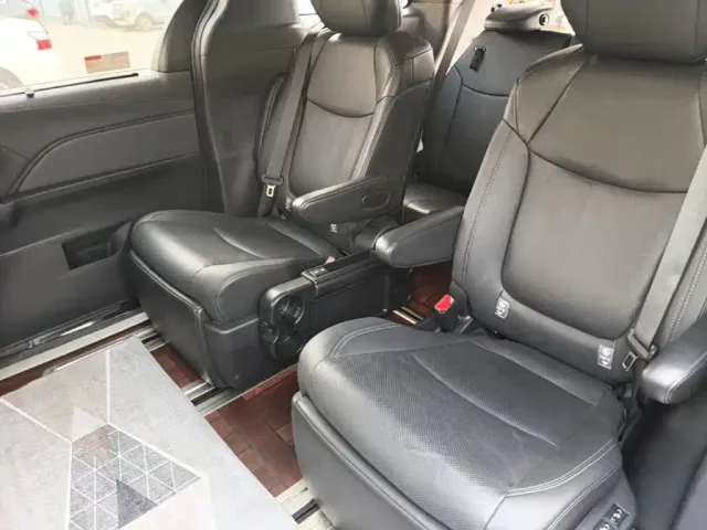 Toyota Sienna — Фото автомобиля 16