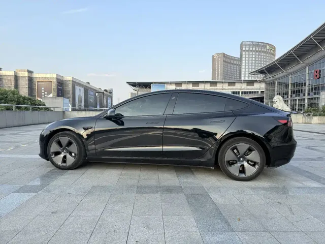 Tesla Model 3 — Фото автомобиля 4