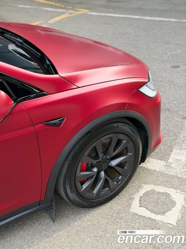 Tesla Model X — Фото автомобиля 12