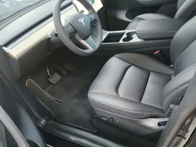 Tesla Model Y — Фото автомобиля 10