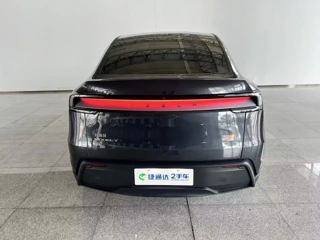 Tesla Model Y — Фото автомобиля 26