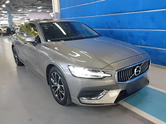 Volvo S60 — Фото автомобиля 3