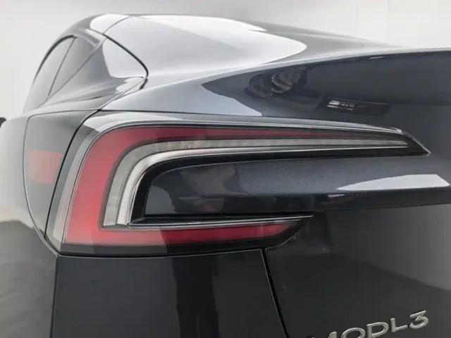 Tesla Model 3 — Фото автомобиля 15