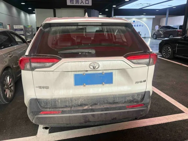 Toyota RAV4 — Фото автомобиля 8
